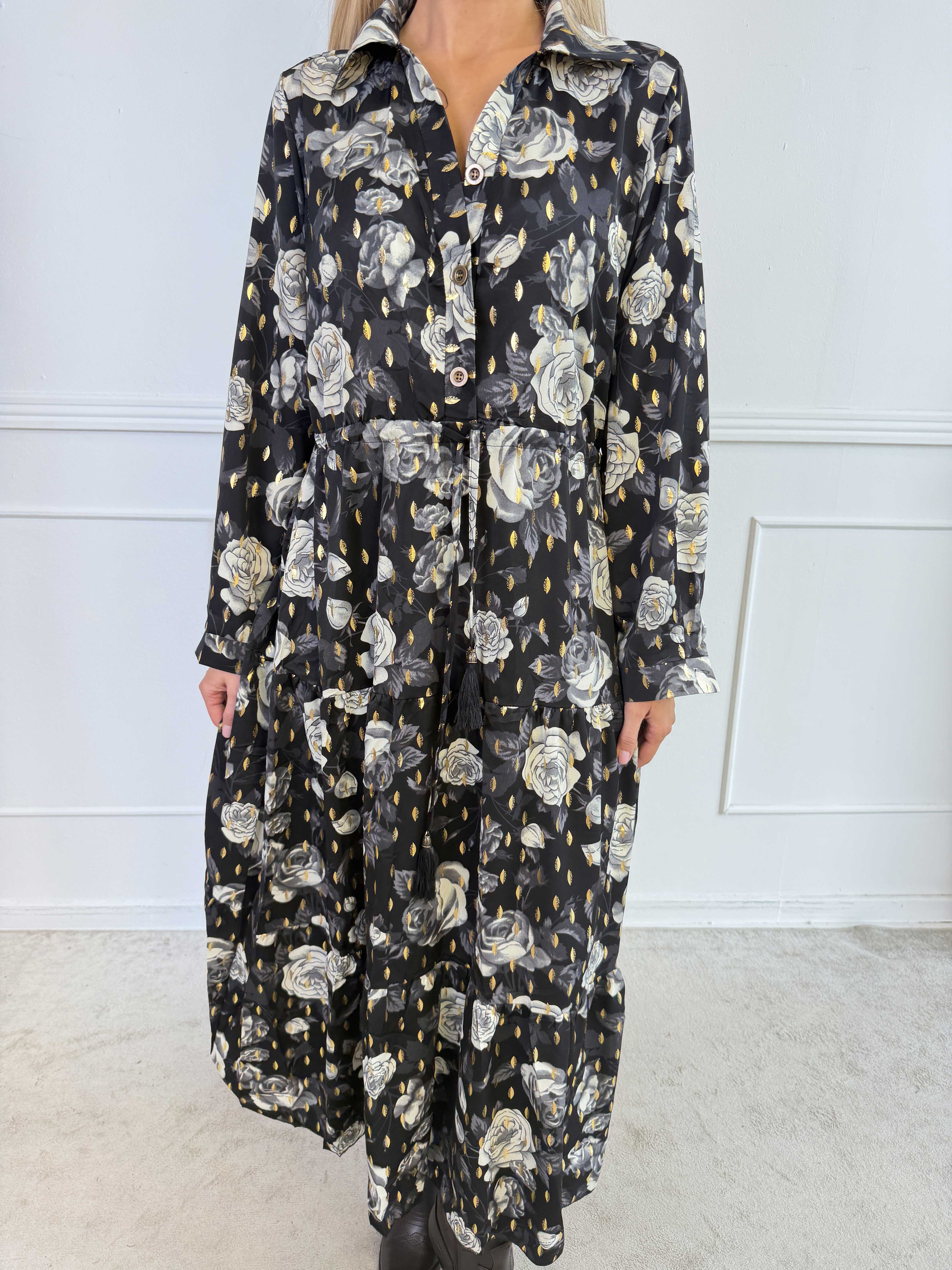 Noelle - Plus size lang kjole i viskose med lag-på-lag-look, fint roseprint og gulddetaljer